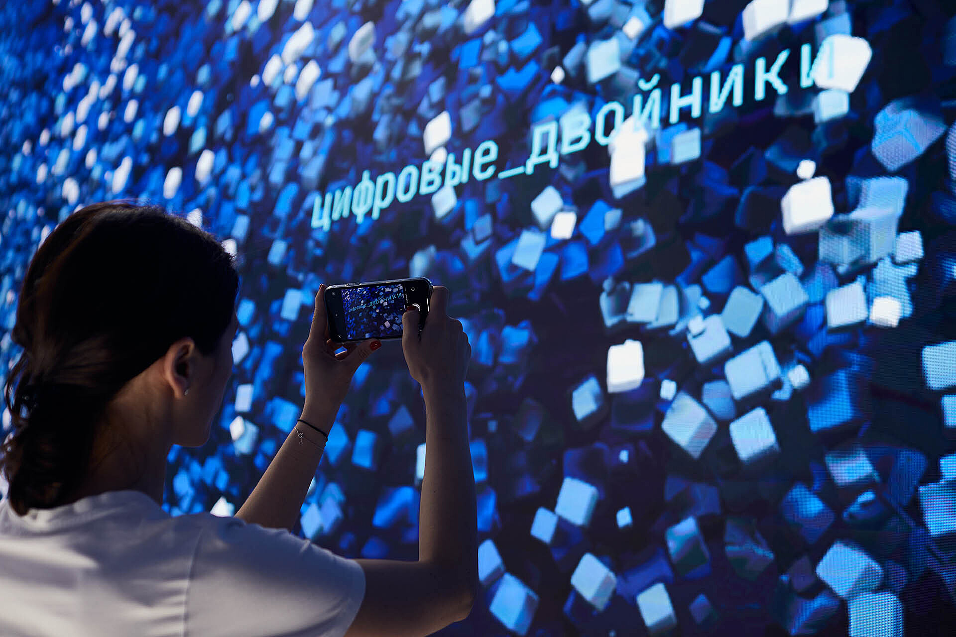 На ПМЭФ «Газпром нефть» запустила арт-проект «Цифровые двойники»