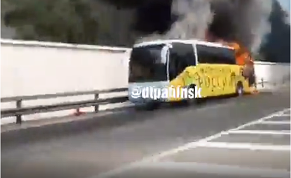 Под Новороссийском горел пассажирский автобус. Видео