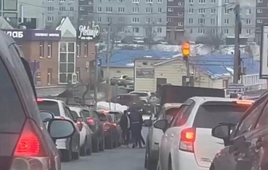 Настоящие разборки произошли во Владивостоке прямо на дороге
