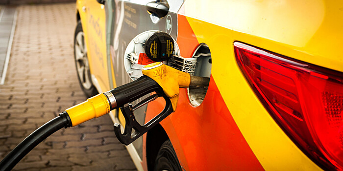 СМИ: В России начал дешеветь бензин