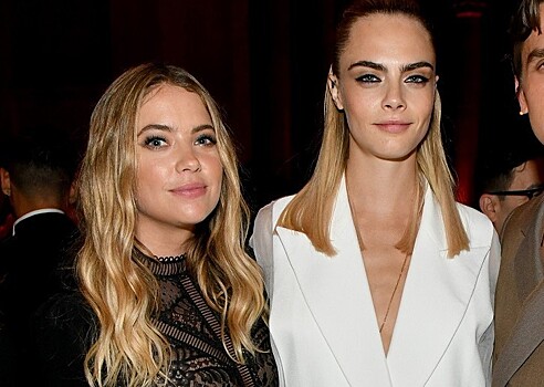 Черные наряды, розовый кадиллак и звездные гости: Кара Делевинь и Эшли Бенсон поженились в Лас-Вегасе