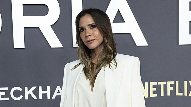 Виктория Бекхэм выложила фото в облегающем платье с глубоким декольте