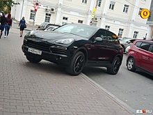 «Я паркуюсь как...»: автохам под крышей, брошенный прицеп и бесполезная табличка