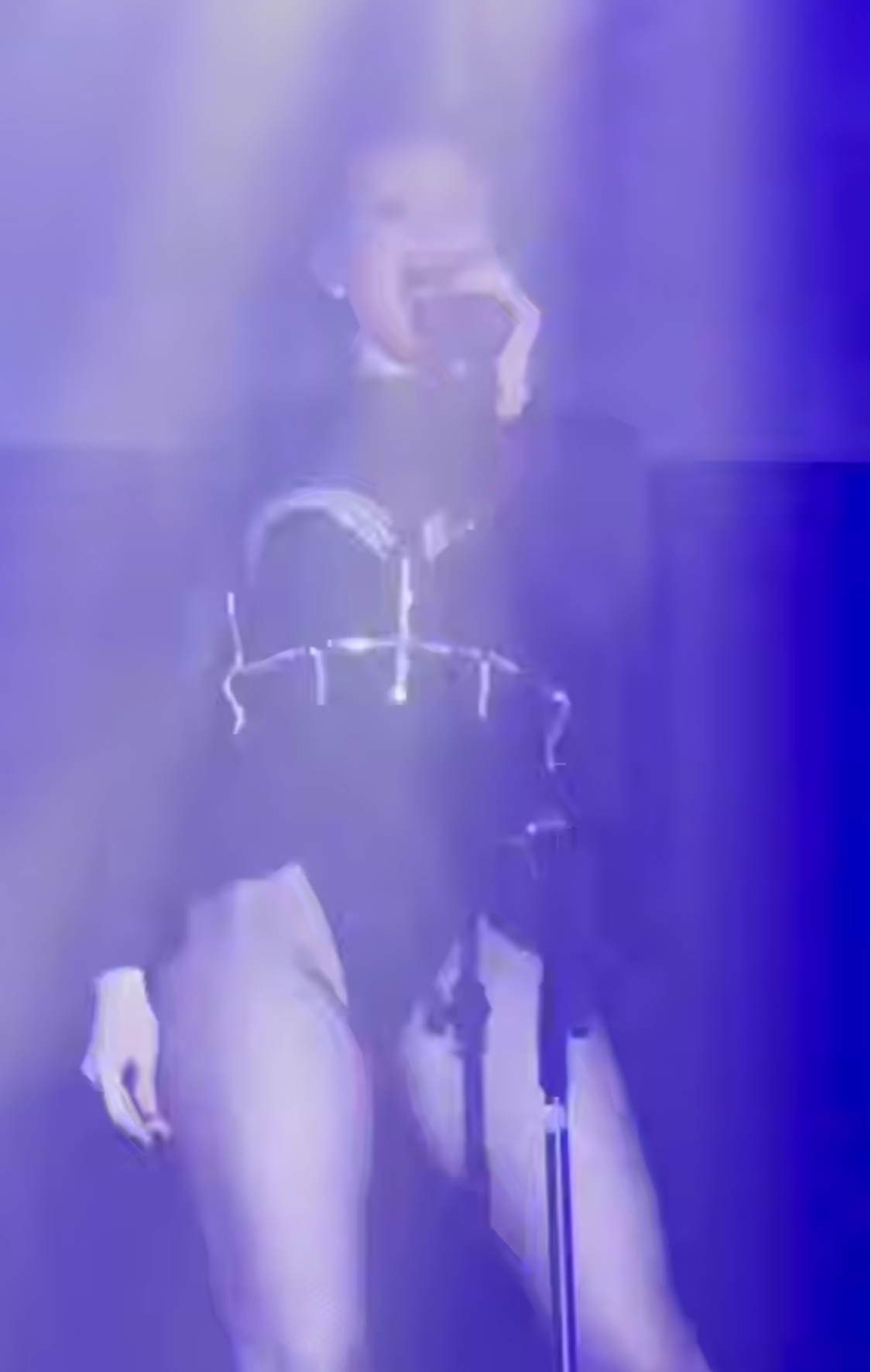 Наташу Королёву раскритиковали из-за откровенных нарядов подтанцовки