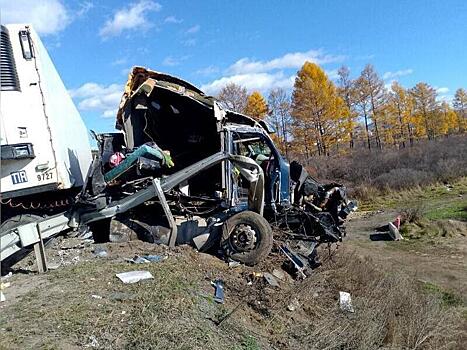 Несколько большегрузов столкнулись в Забайкалье – погиб один человек