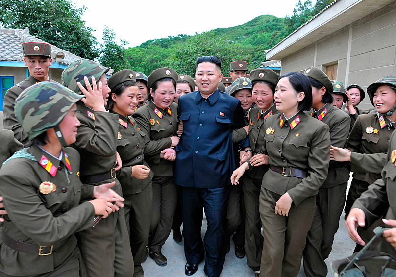 Лидер Северной Кореи Ким Чен Ын во время визита подразделения 4302 Корейской народной армии, 2012 год
