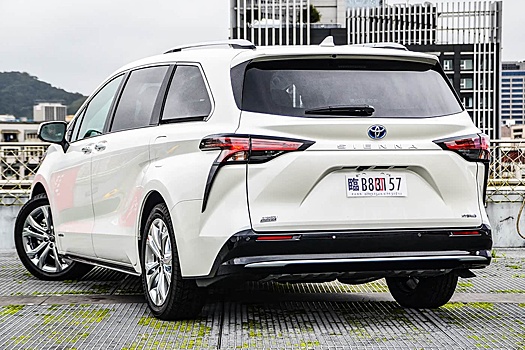 В России продают Toyota Sienna 2025 года по цене "китайца"
