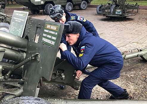 Для курсантов Краснодарского летного училища провели экскурсию по памятным местам