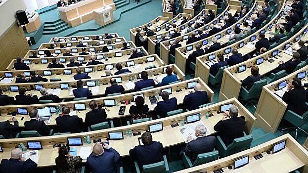 В Совфеде прокомментировали идею ввести налог на выезд из России