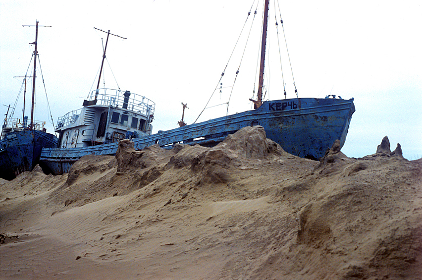 Бывший рыболовецкий флот Арала утонул в песках, 1989 год