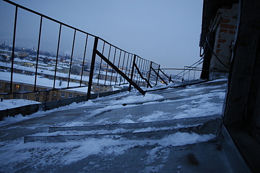 Смотрите наверх: с приходом оттепели на головы петербуржцев снова начали падать льдины с крыш