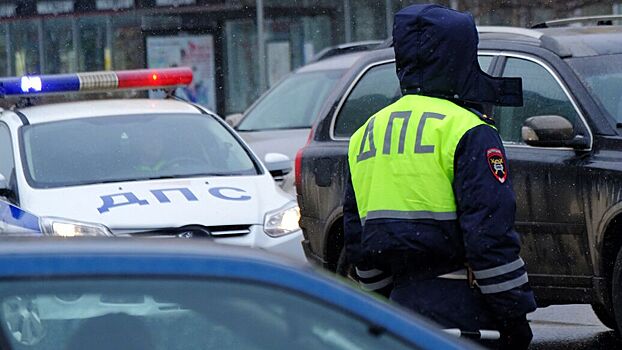 В Москве авария с фурой затруднила движение автомобилей