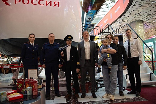 Зампредседателя СК РФ подарил юному петербуржцу виртуальный полет на самолете