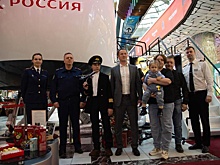 Зампредседателя СК РФ подарил юному петербуржцу виртуальный полет на самолете