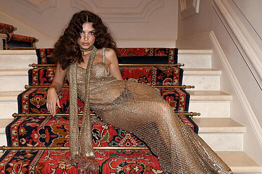 Модель Эмили Ратаковски опубликовала фото в платье из золотой сетки