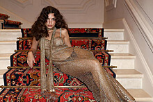 Модель Эмили Ратаковски опубликовала фото в платье из золотой сетки