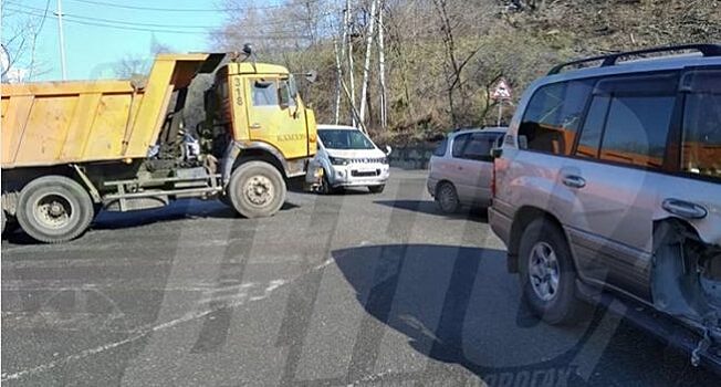 Самосвал КамАЗ протаранил Toyota Land Cruiser во Владивостоке