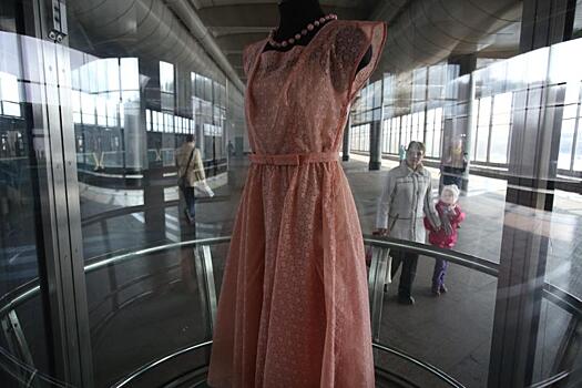 Выставка одежды из коллекций известных дизайнеров России открылась на станции метро «Воробьевы горы»