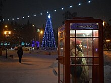 На Советской площади Казани установили таксофон для связи с Дедом Морозом