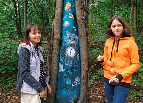 В сети раскрыли личности разрисовывающих в Москве стволы деревьев девушек