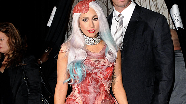 Милана Стар повторила легендарное мясное платье Леди Гаги