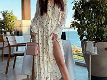 Актриса Екатерина Варнава выложила фото в платье с разрезом до бедра