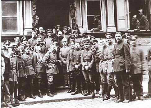 Как авантюра белого генерала спасла революционный Петроград