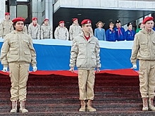 В Екатеринбурге юнармейцы и воспитанники «Каравеллы» развернули гигантское полотнище российского флага
