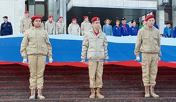 В Екатеринбурге юнармейцы и воспитанники «Каравеллы» развернули гигантское полотнище российского флага
