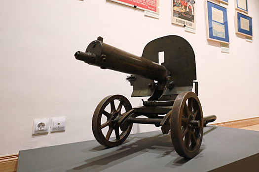 В России выставлен на продажу золотой пулемет «Максим»