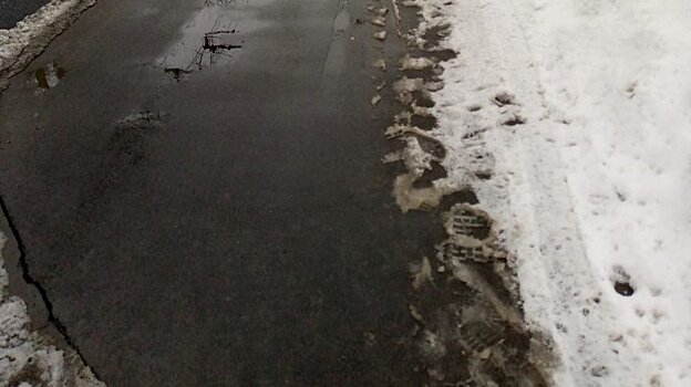 Не прошло и года: асфальт на ул. Попова дал трещину