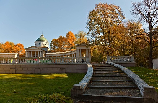 Жители Обучевского района посетили музей-усадьбу «Архангельское»