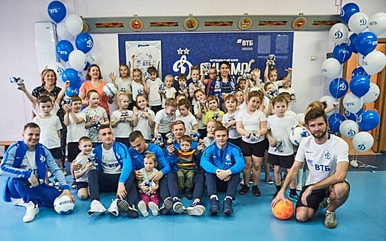 Футболисты «Динамо» поучаствовали в детском празднике в московской школе