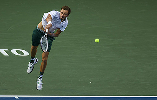Медведев вышел в полуфинал теннисного турнира серии "Мастерс"