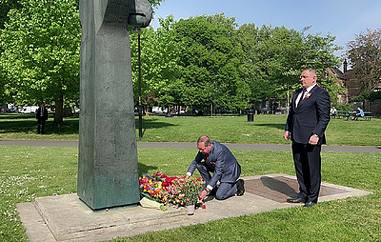 Сотрудники посольства России возложили цветы к памятнику Панфилову в Нур-Султане