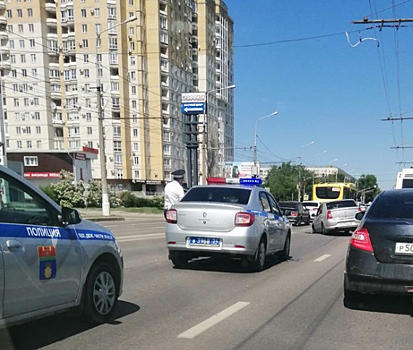 В Волгограде автомобиль на ходу провалился в асфальт