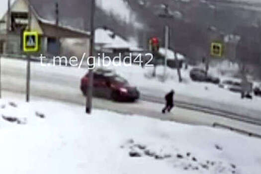 На Кузбассе на видео попало, как Honda Vezel сбил бежавшего за собакой ребенка