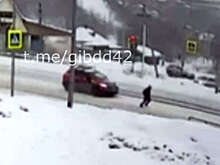 На Кузбассе на видео попало, как Honda Vezel сбил бежавшего за собакой ребенка