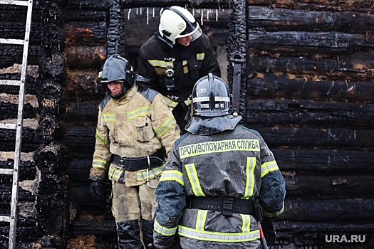 В поселке под Среднеуральском 20 человек выбрались из горящего дома