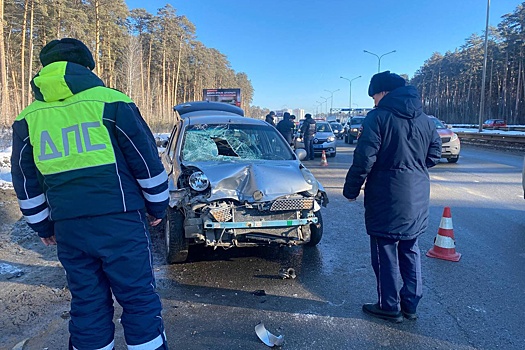 В центре Екатеринбурга водитель иномарки сбил пешеходов, один человек погиб