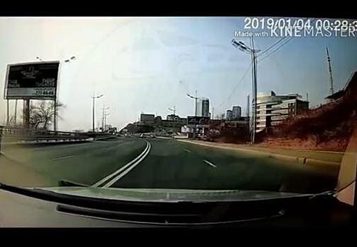 На видео попал опасный маневр «московского» Mercedes на проспекте Красоты
