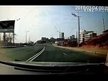 На видео попал опасный маневр «московского» Mercedes на проспекте Красоты
