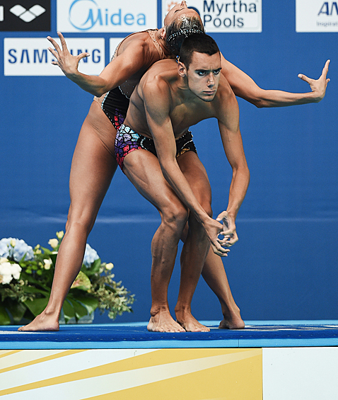Хемма Менгуаль и Пау Рибес (Испания) выступают с произвольной программой в предварительном раунде соревнований по синхронному плаванию среди смешанных дуэтов