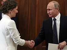 Владимир Путин подписал законопроекты, расширяющие возможности детских омбудсменов