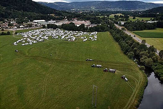 Daily Mail: французские фермеры залили занятое цыганами поле фекалиями