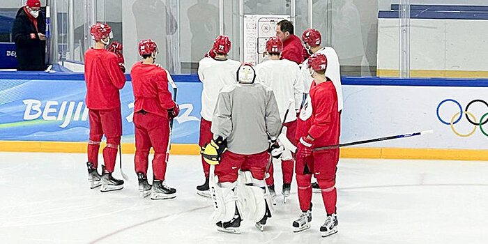 Восемь хоккеистов сборной России проводят тренировку 13 февраля