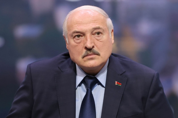 Медик объяснил, почему Александр Лукашенко проводил совещание шепотом