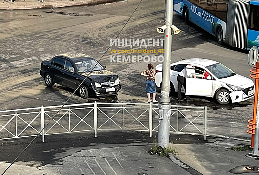 Иномарки столкнулись на кемеровском перекрестке