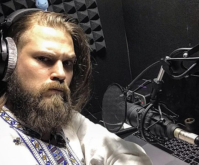 В большинстве фильмов Гарри Поттера на русском языке озвучивал актер Николай Быстров.