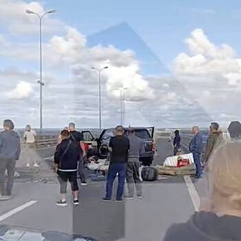 Четыре человека пострадали в столкновении микроавтобуса и внедорожника в Петербурге